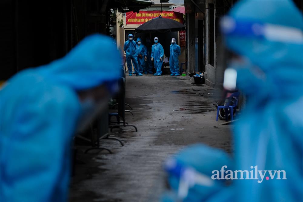 Hà Nội: Phường Giảng Võ dựng hàng rào cao 2m để chống dịch sau khi ghi nhận hơn 80 ca bệnh chỉ trong 1 tuần, dân được tiếp tế tận nhà-6