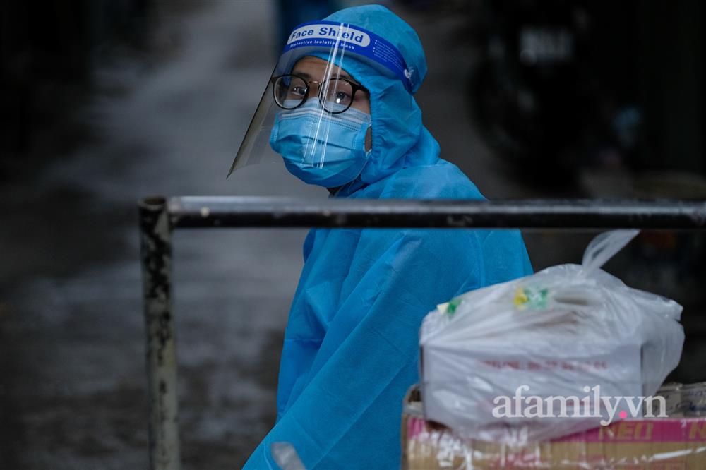 Hà Nội: Phường Giảng Võ dựng hàng rào cao 2m để chống dịch sau khi ghi nhận hơn 80 ca bệnh chỉ trong 1 tuần, dân được tiếp tế tận nhà-7