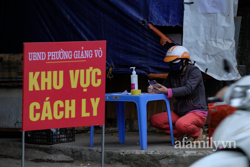 Hà Nội: Phường Giảng Võ dựng hàng rào cao 2m để chống dịch sau khi ghi nhận hơn 80 ca bệnh chỉ trong 1 tuần, dân được tiếp tế tận nhà-13