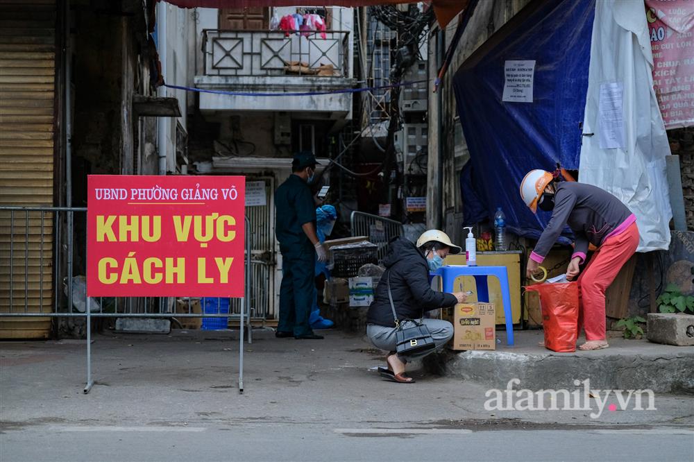 Hà Nội: Phường Giảng Võ dựng hàng rào cao 2m để chống dịch sau khi ghi nhận hơn 80 ca bệnh chỉ trong 1 tuần, dân được tiếp tế tận nhà-14