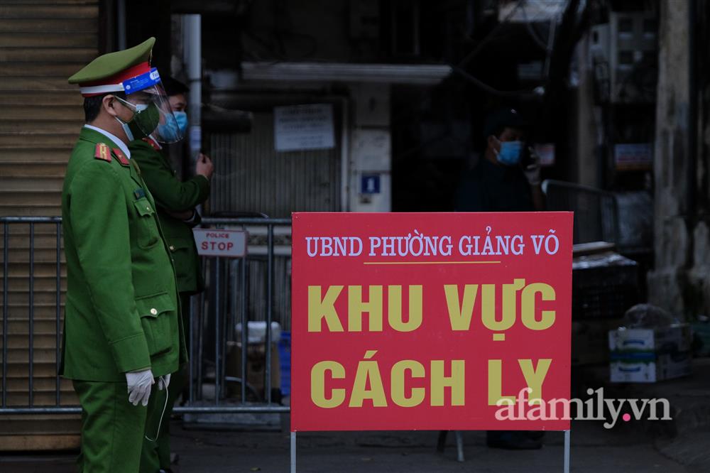 Hà Nội: Phường Giảng Võ dựng hàng rào cao 2m để chống dịch sau khi ghi nhận hơn 80 ca bệnh chỉ trong 1 tuần, dân được tiếp tế tận nhà-16
