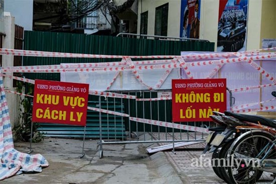 Hà Nội: Phường Giảng Võ dựng hàng rào cao 2m để chống dịch sau khi ghi nhận hơn 80 ca bệnh chỉ trong 1 tuần, dân được tiếp tế tận nhà