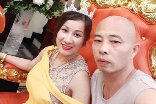 Vợ Đường Nhuệ bị giam vẫn trang điểm, sơn móng tay đỏ chót ra tòa, có bất thường không?-3