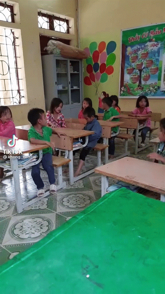 Thế nào là món quà 20/11 ý nghĩa nhất? Clip vỏn vẹn vài chục giây đang gây bão này sẽ cho bạn câu trả lời: Xem xong khóc rưng rưng-1