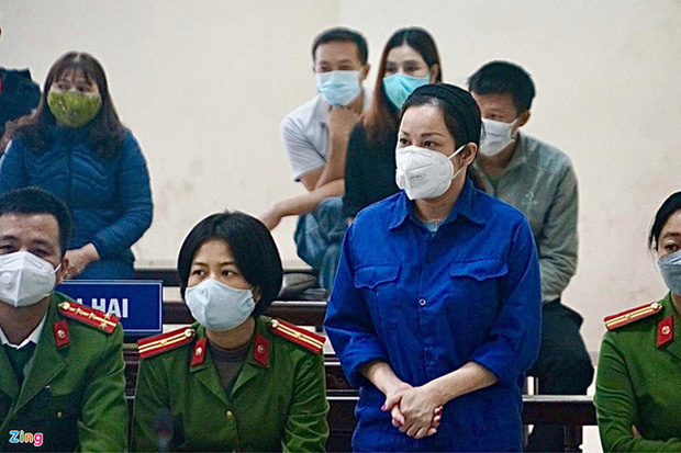 Vợ Đường Nhuệ bị giam vẫn trang điểm, sơn móng tay đỏ chót ra tòa, có bất thường không?-1