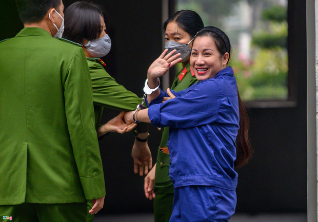 Vợ Đường Nhuệ bị giam vẫn trang điểm, sơn móng tay đỏ chót ra tòa, có bất thường không?-2