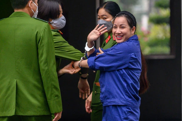 Hiện trường gây ám ảnh vụ xe chở bình gas phát nổ khiến người phụ nữ bị thương, nhiều xe máy bị thiêu rụi-7