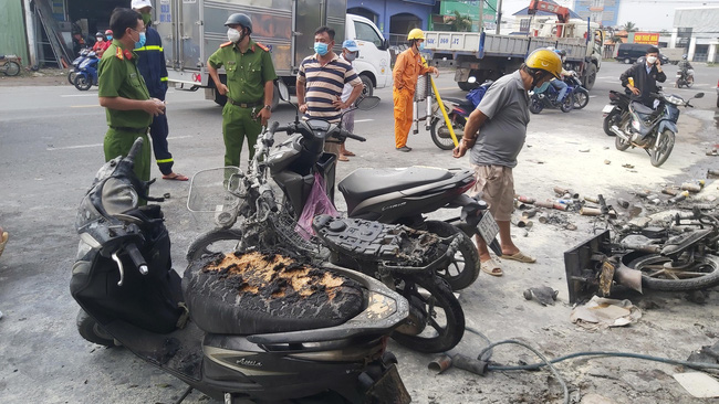 Hiện trường gây ám ảnh vụ xe chở bình gas phát nổ khiến người phụ nữ bị thương, nhiều xe máy bị thiêu rụi-3