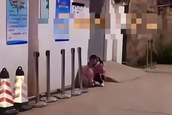 Mẹ kế đến đón con chồng tan học, đứa trẻ nức nở nói một câu nghe xót xa, làm cha mẹ đừng tổn thương con như vậy!