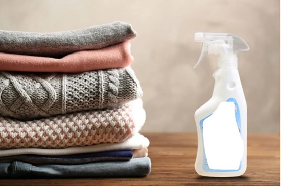 Mẹo loại bỏ nếp nhăn trên quần áo mà không cần dùng bàn là