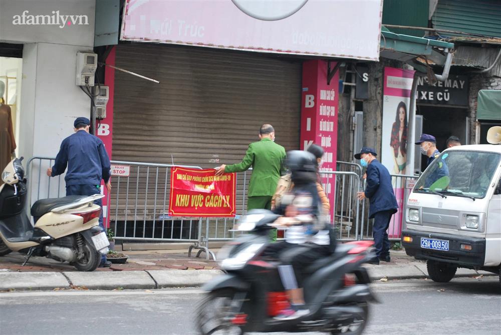 Hà Nội: Phong tỏa tạm thời cửa hàng đồ bơi trên phố Núi Trúc liên quan nữ bệnh nhân F1 thành F0-1