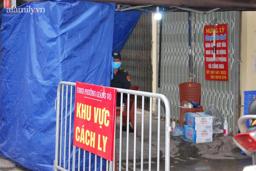 Hà Nội: Phong tỏa tạm thời cửa hàng đồ bơi trên phố Núi Trúc liên quan nữ bệnh nhân F1 thành F0-4