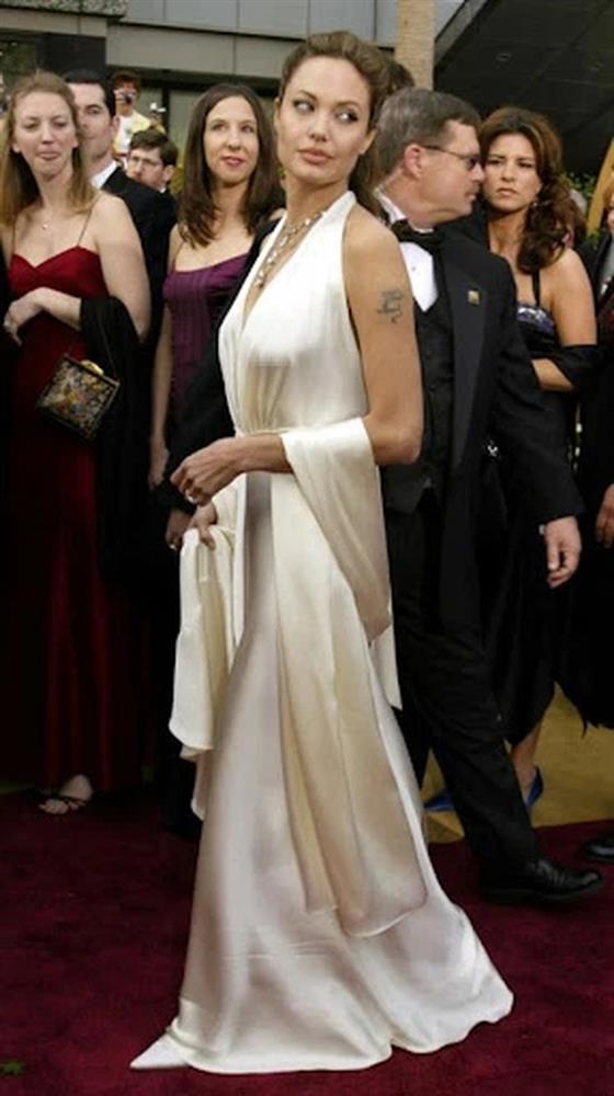 Chiếc váy của Angelina Jolie có gì đáng kinh ngạc mà nhóm người đứng sau mắt chữ O mồm chữ A?-4