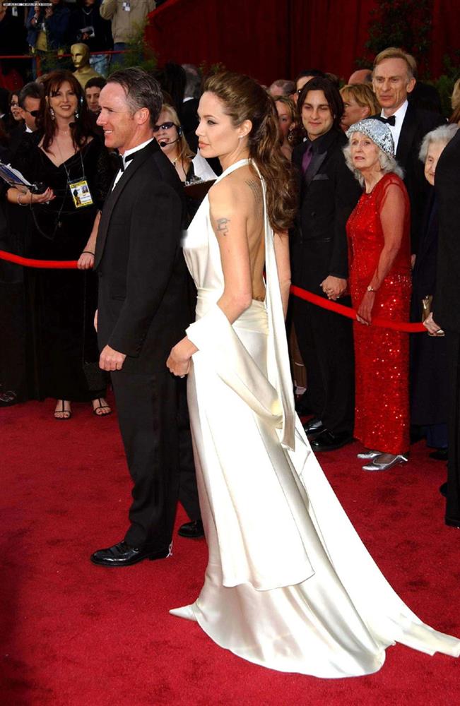 Chiếc váy của Angelina Jolie có gì đáng kinh ngạc mà nhóm người đứng sau mắt chữ O mồm chữ A?-5