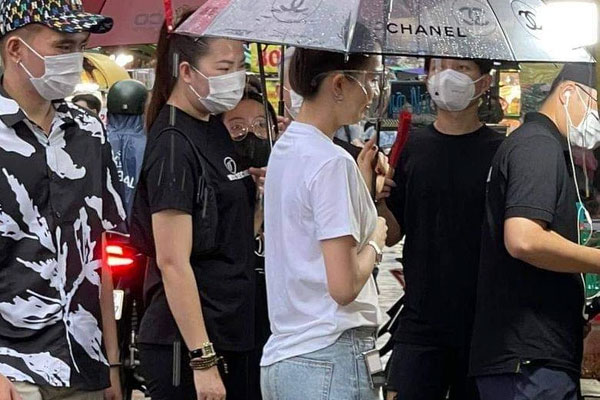 Tăng cân mà Ngọc Trinh vẫn gầy trơ xương ngực, vòng 1 bốc lửa đâu rồi?-7