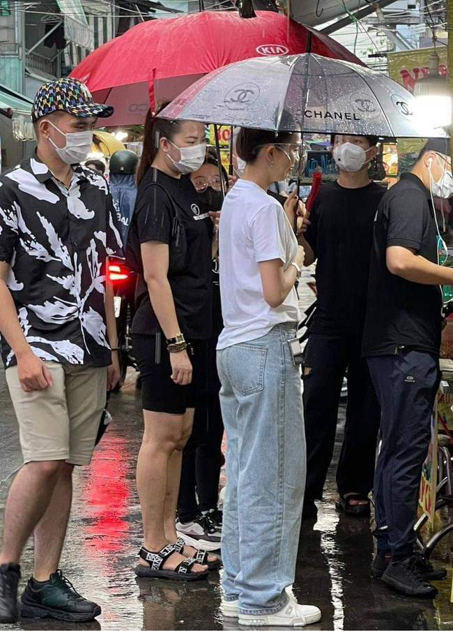 Bất ngờ xuất hiện ngoài chợ, ngoại hình Ngọc Trinh ra sao mà bị netizen nhận xét bình thường?-1