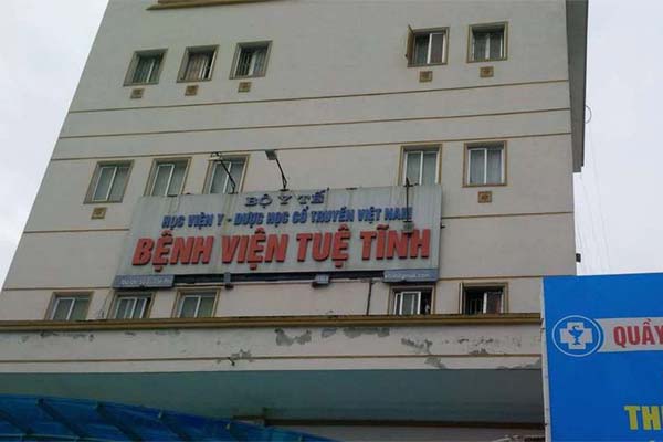 Người phụ nữ khiêng quan tài đến nhà con nợ để đòi tiền, cầm mic réo gọi rồi van nài: Trả nợ cho tôi đi-2