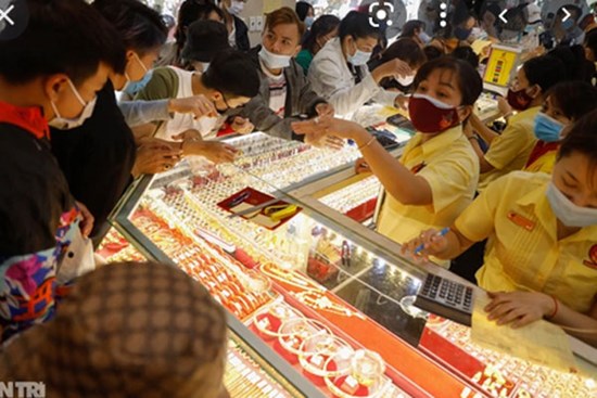 Vàng vượt 62 triệu, sôi sục cơn say mới, dân chơi bất chấp rủi ro