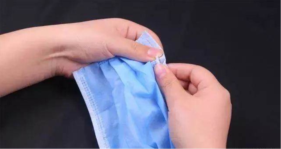 Dùng kéo cắt một phần của chiếc khẩu trang y tế rồi bỏ vào nhà vệ sinh, có thể giải quyết được nhiều rắc rối trong gia đình-5