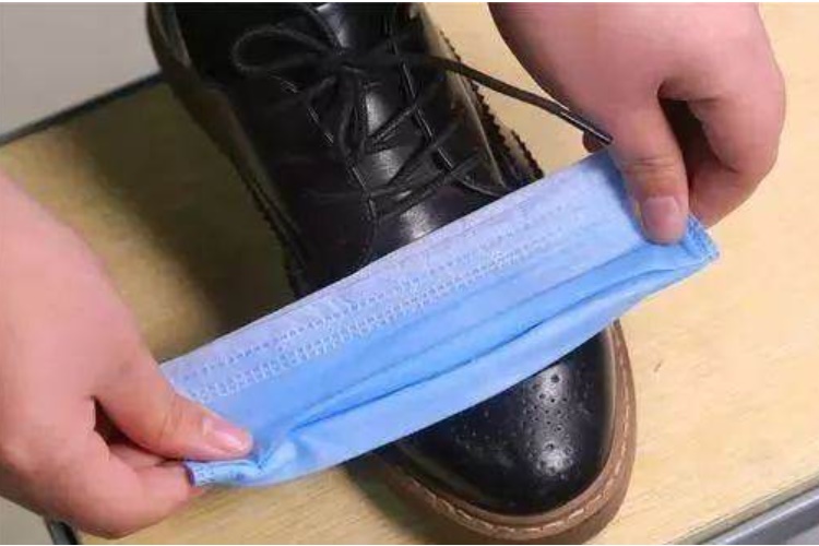 Dùng kéo cắt một phần của chiếc khẩu trang y tế rồi bỏ vào nhà vệ sinh, có thể giải quyết được nhiều rắc rối trong gia đình-9