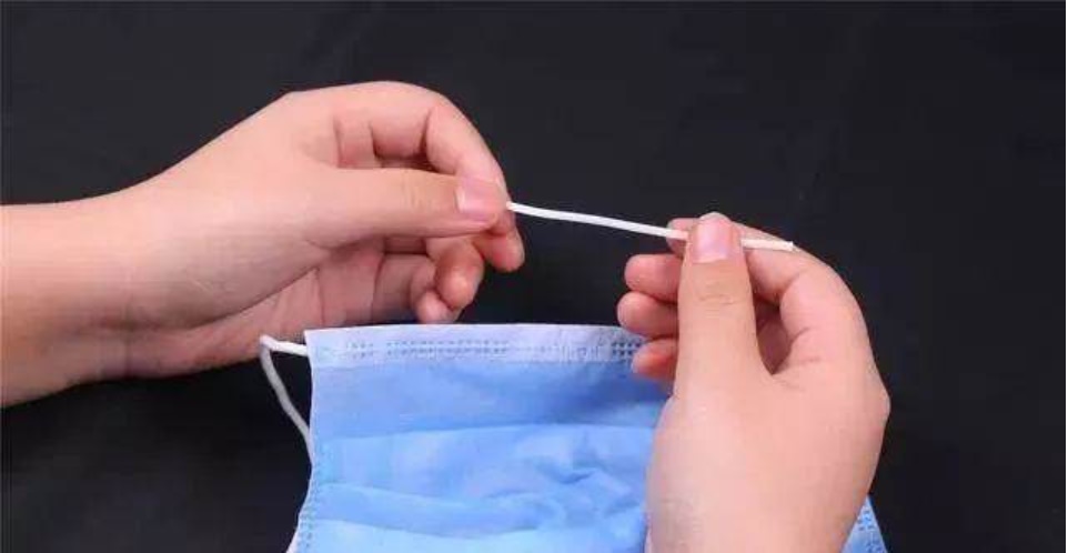 Dùng kéo cắt một phần của chiếc khẩu trang y tế rồi bỏ vào nhà vệ sinh, có thể giải quyết được nhiều rắc rối trong gia đình-6