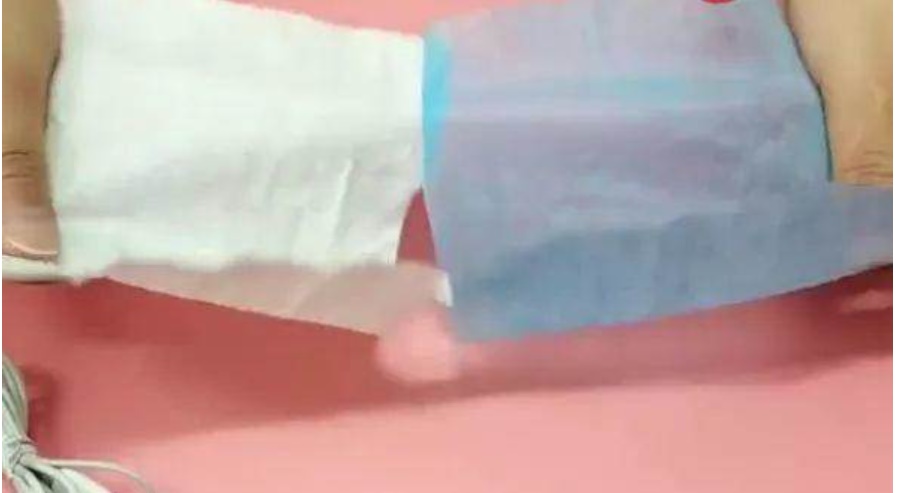 Dùng kéo cắt một phần của chiếc khẩu trang y tế rồi&nbsp;bỏ vào nhà vệ&nbsp;sinh, có thể giải quyết được nhiều rắc rối trong gia đình-11