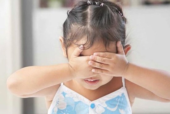 Con gái tránh mặt vì vô tình thấy cảnh giường chiếu của vợ chồng tôi
