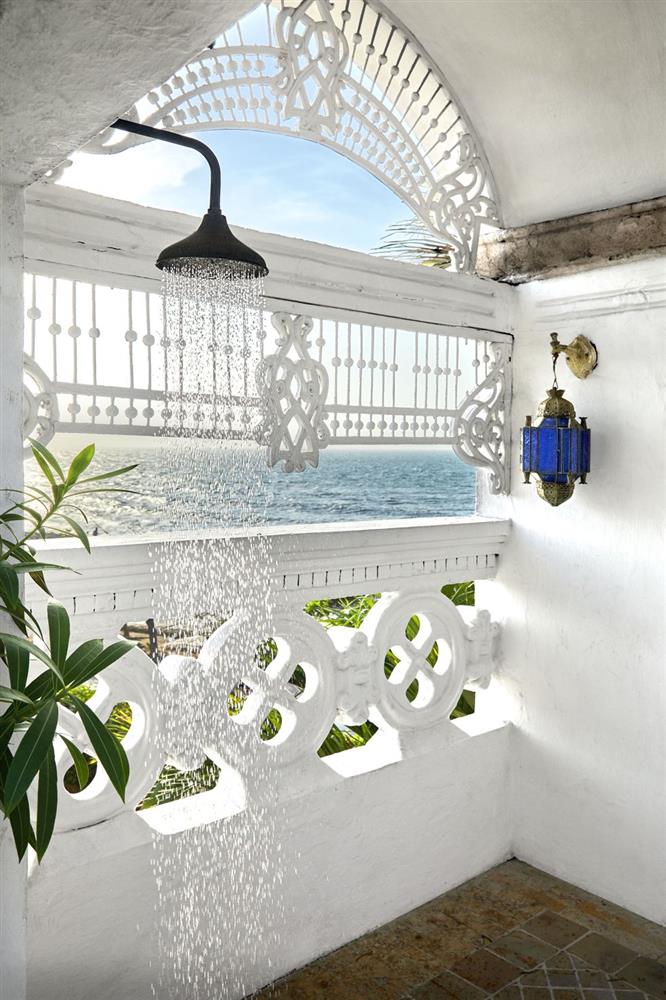 Những mẫu phòng tắm sang trọng với vòi sen đứng tiện dụng, giúp bạn trút xả mọi buồn phiền mệt mỏi trong ngày-4