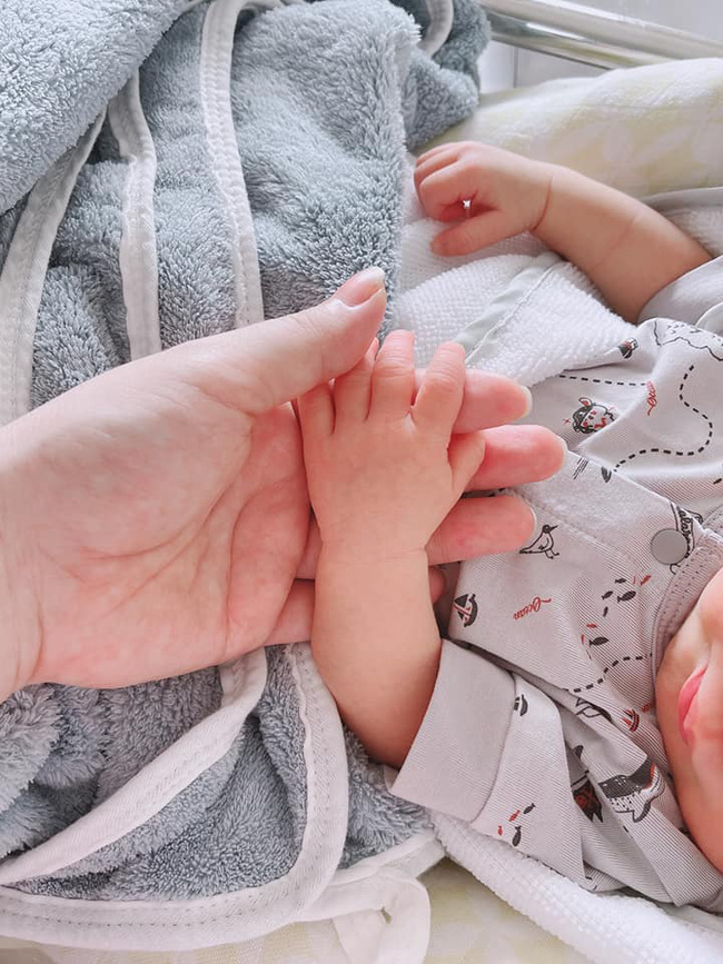 Bảo Thy xuất hiện rạng rỡ sau sinh, khoe ảnh siêu cưng của quý tử và tiết lộ món quà quý giá, đắt tiền cho bé-2