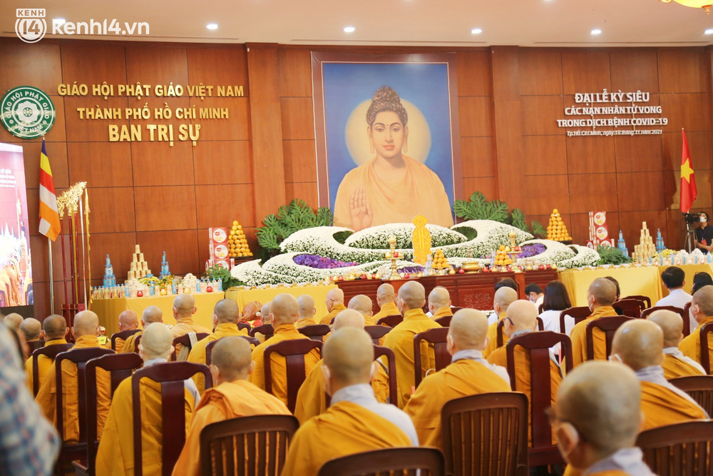 Nhiều người bật khóc trong đại lễ kỳ siêu cho nạn nhân Covid-19: Mẹ đi vô viện rồi không thấy mặt nữa, chỉ còn hũ cốt mang về…-1