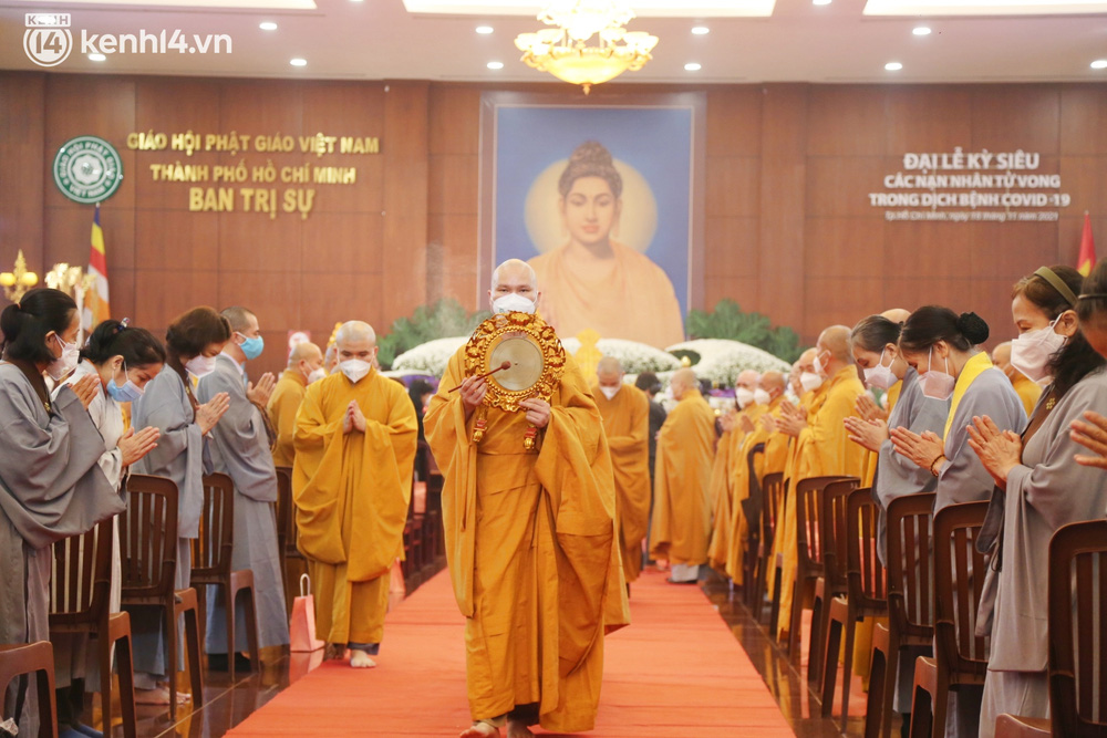 Nhiều người bật khóc trong đại lễ kỳ siêu cho nạn nhân Covid-19: Mẹ đi vô viện rồi không thấy mặt nữa, chỉ còn hũ cốt mang về…-4