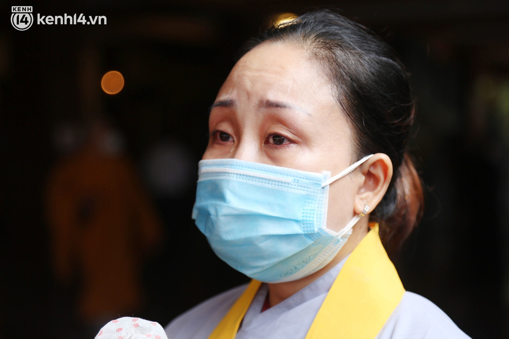 Nhiều người bật khóc trong đại lễ kỳ siêu cho nạn nhân Covid-19: Mẹ đi vô viện rồi không thấy mặt nữa, chỉ còn hũ cốt mang về…-5