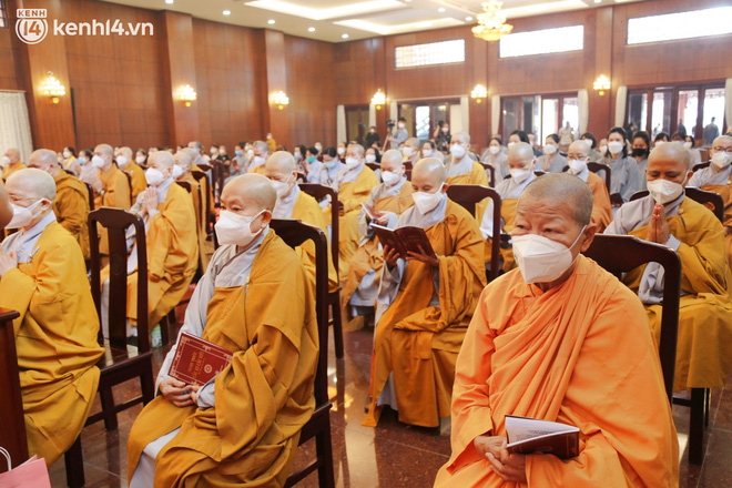 Nhiều người bật khóc trong đại lễ kỳ siêu cho nạn nhân Covid-19: Mẹ đi vô viện rồi không thấy mặt nữa, chỉ còn hũ cốt mang về…-10