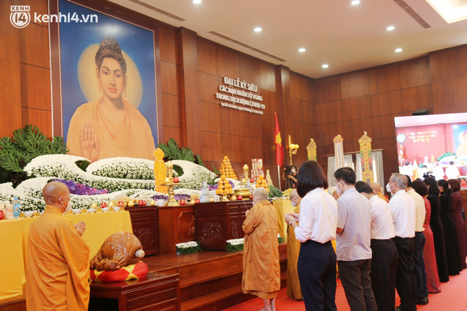 Nhiều người bật khóc trong đại lễ kỳ siêu cho nạn nhân Covid-19: Mẹ đi vô viện rồi không thấy mặt nữa, chỉ còn hũ cốt mang về…-11