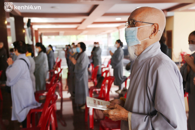 Nhiều người bật khóc trong đại lễ kỳ siêu cho nạn nhân Covid-19: Mẹ đi vô viện rồi không thấy mặt nữa, chỉ còn hũ cốt mang về…-12