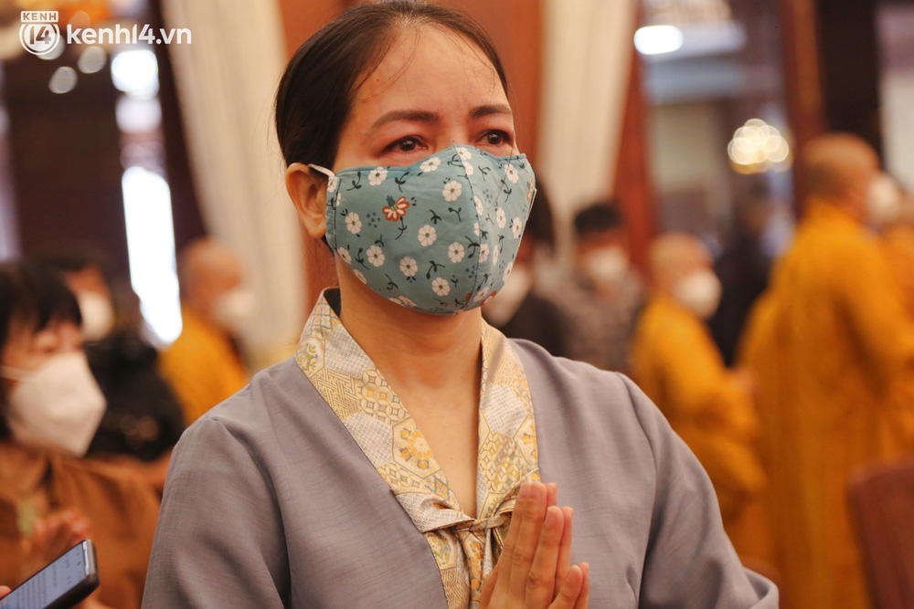 Nhiều người bật khóc trong đại lễ kỳ siêu cho nạn nhân Covid-19: Mẹ đi vô viện rồi không thấy mặt nữa, chỉ còn hũ cốt mang về…-13