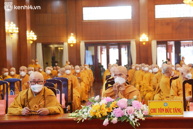 Nhiều người bật khóc trong đại lễ kỳ siêu cho nạn nhân Covid-19: Mẹ đi vô viện rồi không thấy mặt nữa, chỉ còn hũ cốt mang về…-14