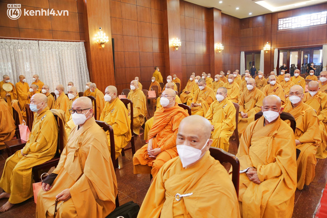 Nhiều người bật khóc trong đại lễ kỳ siêu cho nạn nhân Covid-19: Mẹ đi vô viện rồi không thấy mặt nữa, chỉ còn hũ cốt mang về…-15