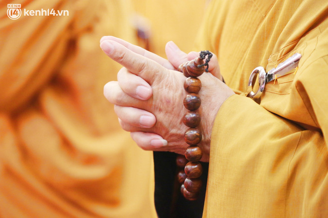 Nhiều người bật khóc trong đại lễ kỳ siêu cho nạn nhân Covid-19: Mẹ đi vô viện rồi không thấy mặt nữa, chỉ còn hũ cốt mang về…-16