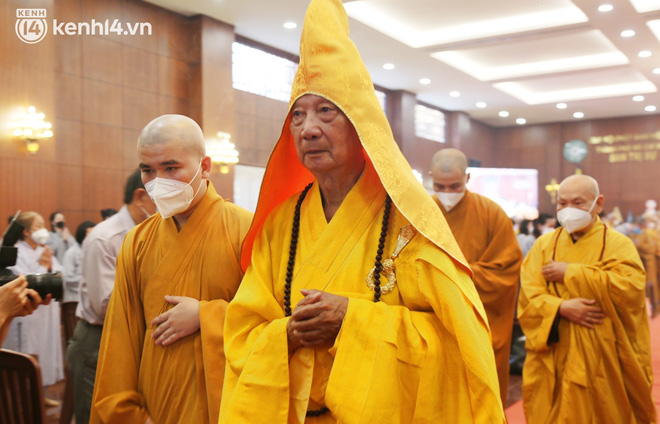 Nhiều người bật khóc trong đại lễ kỳ siêu cho nạn nhân Covid-19: Mẹ đi vô viện rồi không thấy mặt nữa, chỉ còn hũ cốt mang về…-17