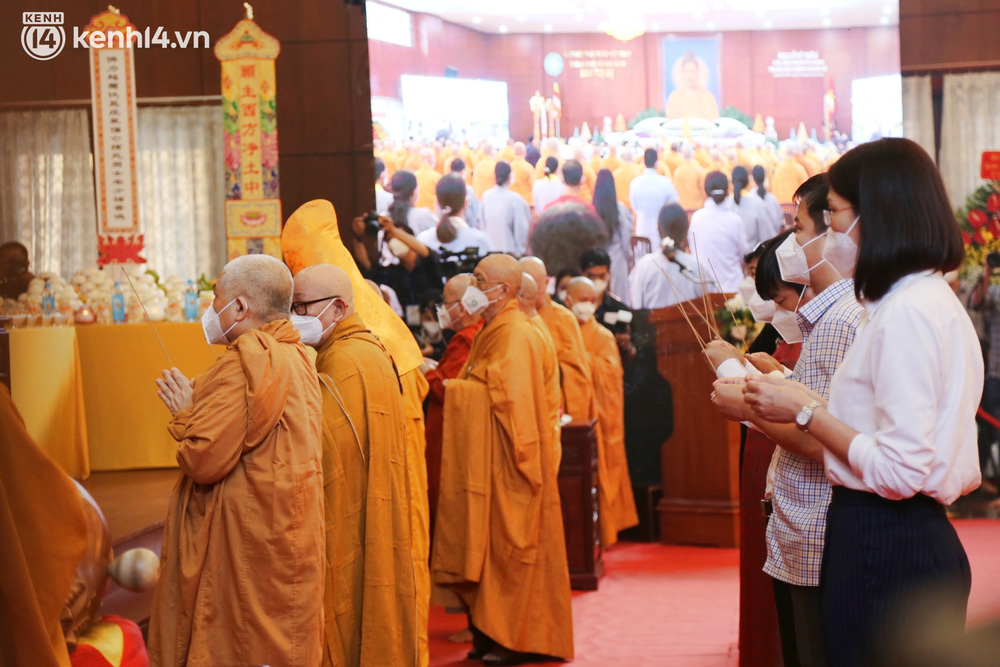 Nhiều người bật khóc trong đại lễ kỳ siêu cho nạn nhân Covid-19: Mẹ đi vô viện rồi không thấy mặt nữa, chỉ còn hũ cốt mang về…-18