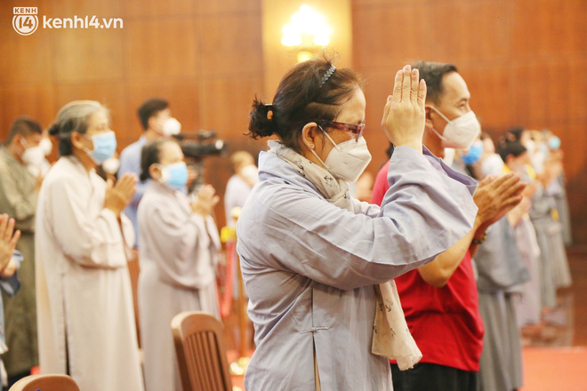 Nhiều người bật khóc trong đại lễ kỳ siêu cho nạn nhân Covid-19: Mẹ đi vô viện rồi không thấy mặt nữa, chỉ còn hũ cốt mang về…-6