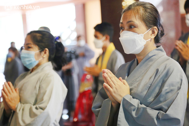 Nhiều người bật khóc trong đại lễ kỳ siêu cho nạn nhân Covid-19: Mẹ đi vô viện rồi không thấy mặt nữa, chỉ còn hũ cốt mang về…-7