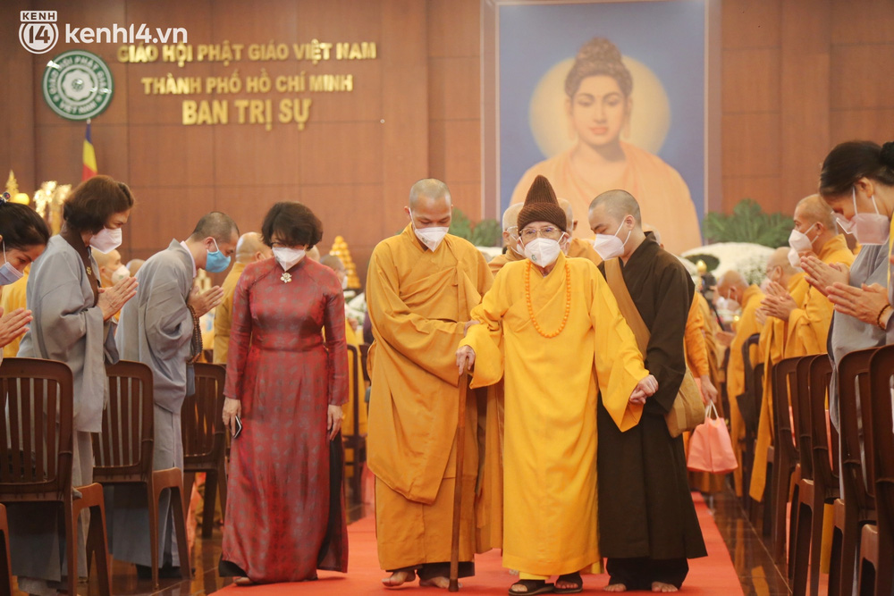 Nhiều người bật khóc trong đại lễ kỳ siêu cho nạn nhân Covid-19: Mẹ đi vô viện rồi không thấy mặt nữa, chỉ còn hũ cốt mang về…-8