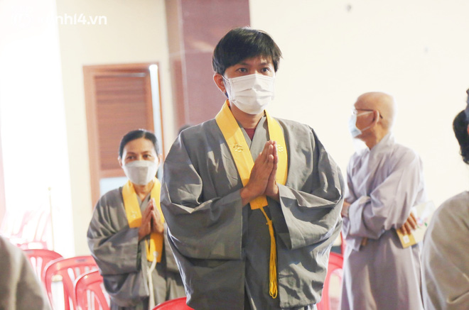 Nhiều người bật khóc trong đại lễ kỳ siêu cho nạn nhân Covid-19: Mẹ đi vô viện rồi không thấy mặt nữa, chỉ còn hũ cốt mang về…-9