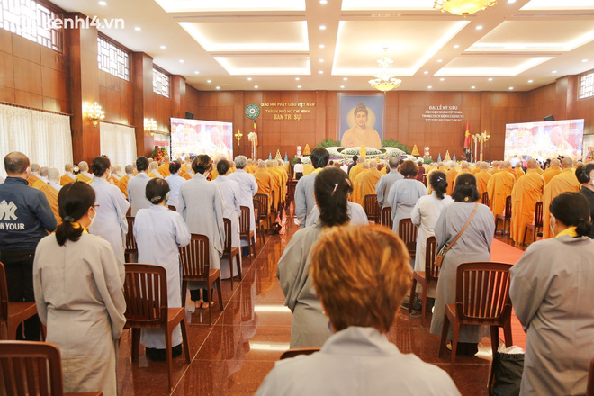 Nhiều người bật khóc trong đại lễ kỳ siêu cho nạn nhân Covid-19: Mẹ đi vô viện rồi không thấy mặt nữa, chỉ còn hũ cốt mang về…-19