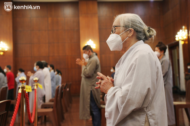 Nhiều người bật khóc trong đại lễ kỳ siêu cho nạn nhân Covid-19: Mẹ đi vô viện rồi không thấy mặt nữa, chỉ còn hũ cốt mang về…-20