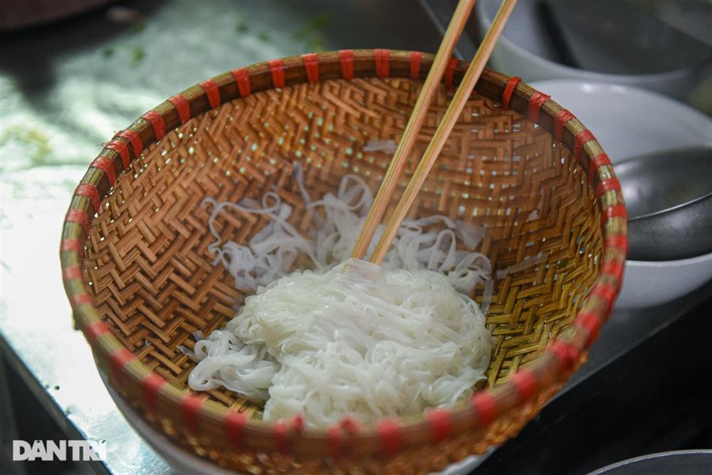 Quán phở lạ đời ở Hà Nội: 40 năm tuyệt đối không dùng chanh, quất-4