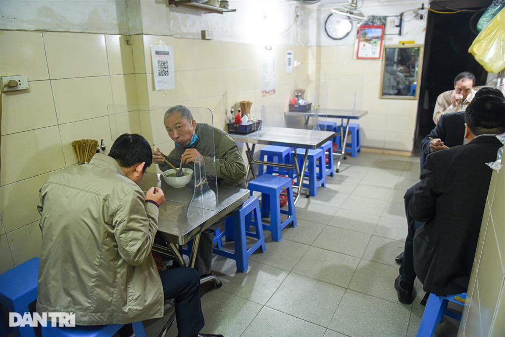 Quán phở lạ đời ở Hà Nội: 40 năm tuyệt đối không dùng chanh, quất-7