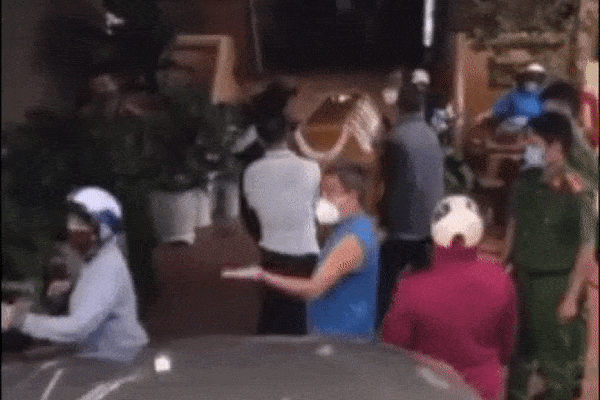 Vụ mang quan tài đi đòi nợ: Nạn nhân rơi vào cảnh bi đát, con cái đi học không có tiền, giống như người đi xin ăn hàng ngày-2